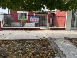 Vista de la casa en venta en Calle Perú N°43, Jesús María, tomada desde la vereda con árboles y hojas en el suelo.