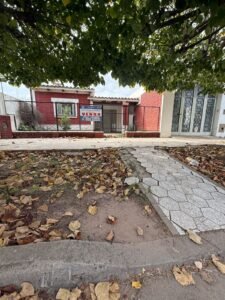Fachada principal de casa en venta ubicada en Calle Perú N°43, Jesús María, con frente de ladrillo visto y rejas.
