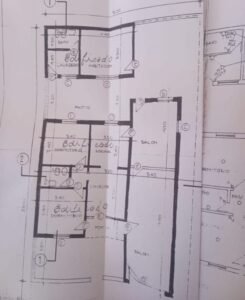 Plano arquitectónico de la propiedad en venta en Jesús María, con distribución de dormitorios, cocina, comedor, salón y construcción adicional en el patio.