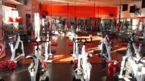 Interior de gimnasio en venta, fondo de comercio completamente equipado con máquinas de musculación y pesas en Lavalleja 816, Jesús María.