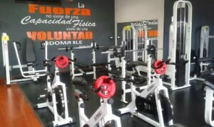 Área de musculación y entrenamiento funcional con máquinas de gimnasio en Lavalleja 816, Jesús María.