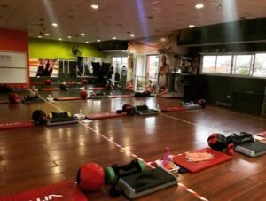 Salón de clases de gimnasio en venta con pesas y colchonetas, fondo de comercio en Lavalleja 816, Jesús María.