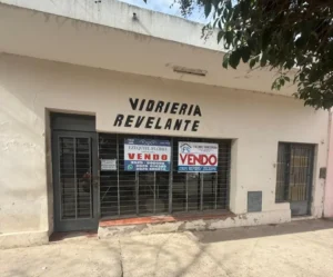 Local comercial con vidriera y vivienda en venta en Jesús María, Córdoba.